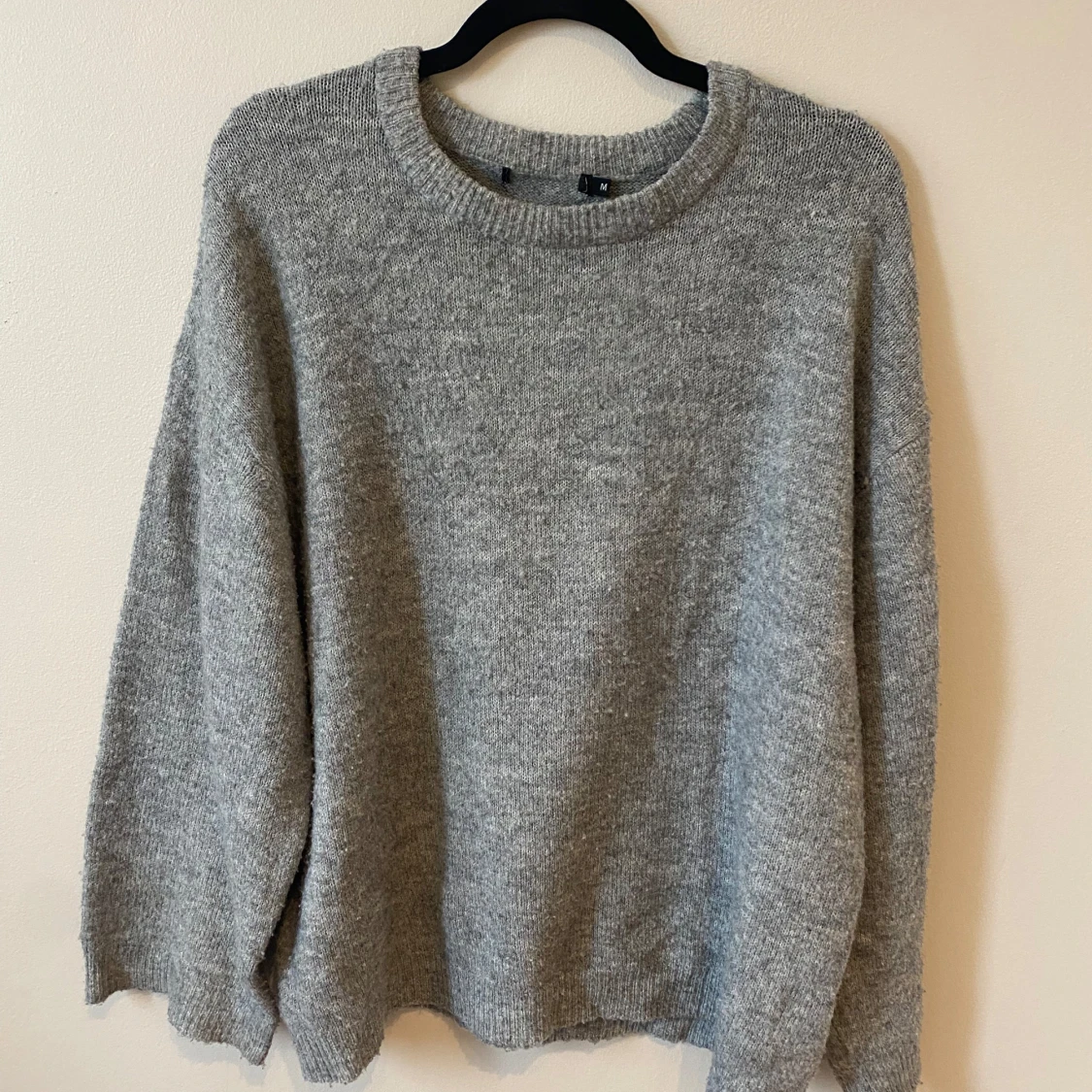 Grå stickad tröja
