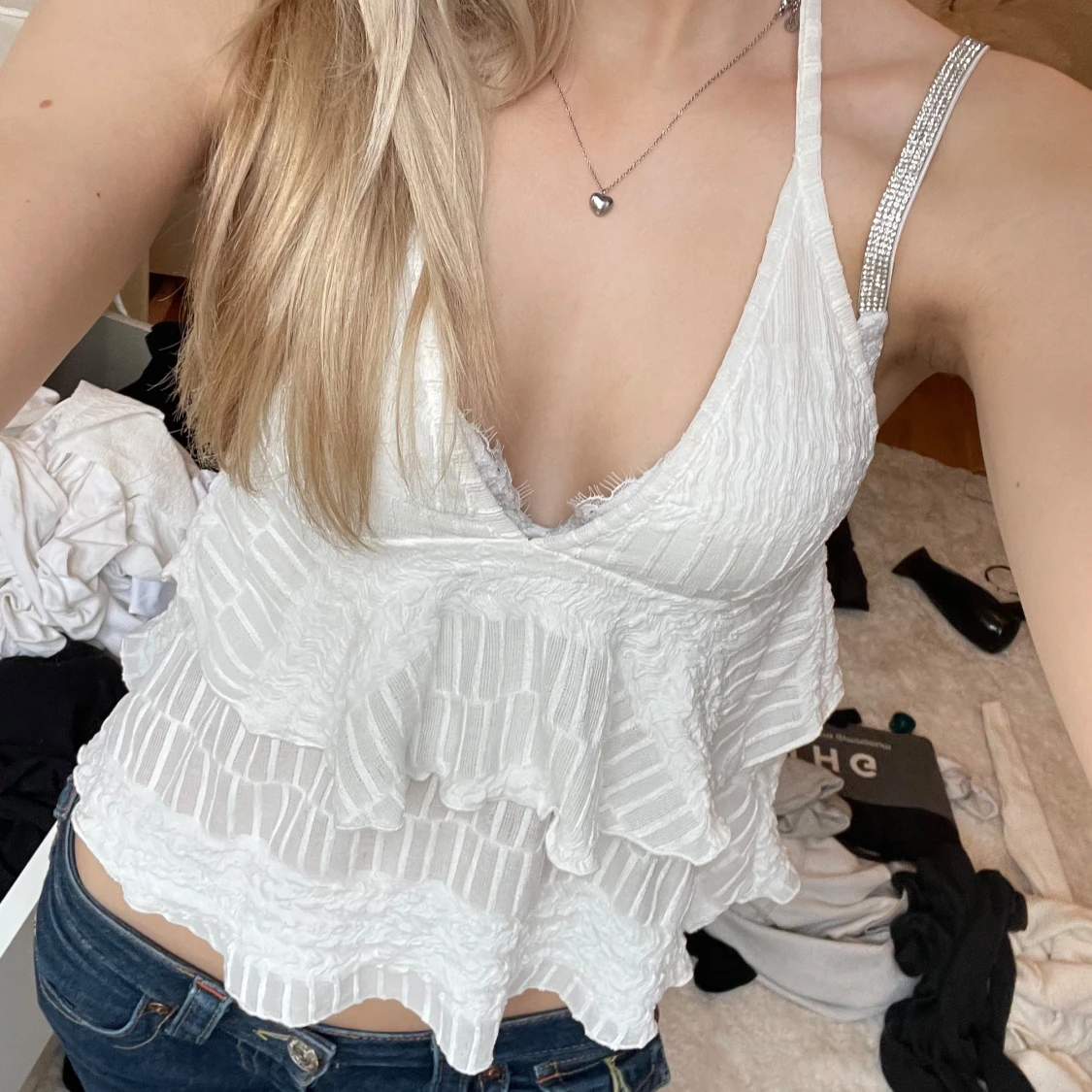 Vit volangtopp med smala axelband