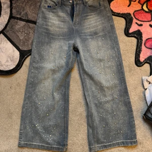 Blue baggy rhinestone denim - Storlek 28. Använda flertal gånger, inga skador. 