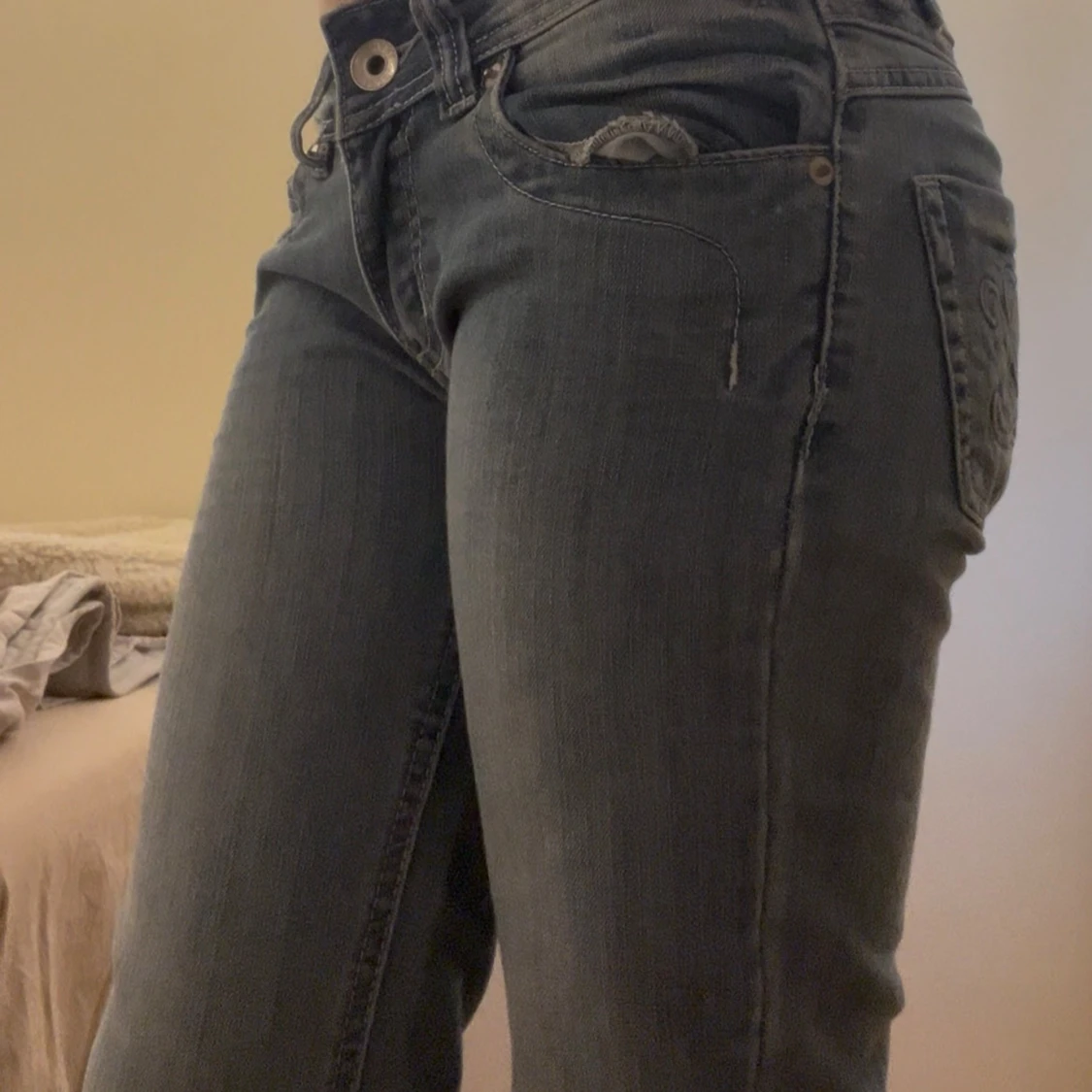 Blå jeans med broderad bakficka strl S - 4