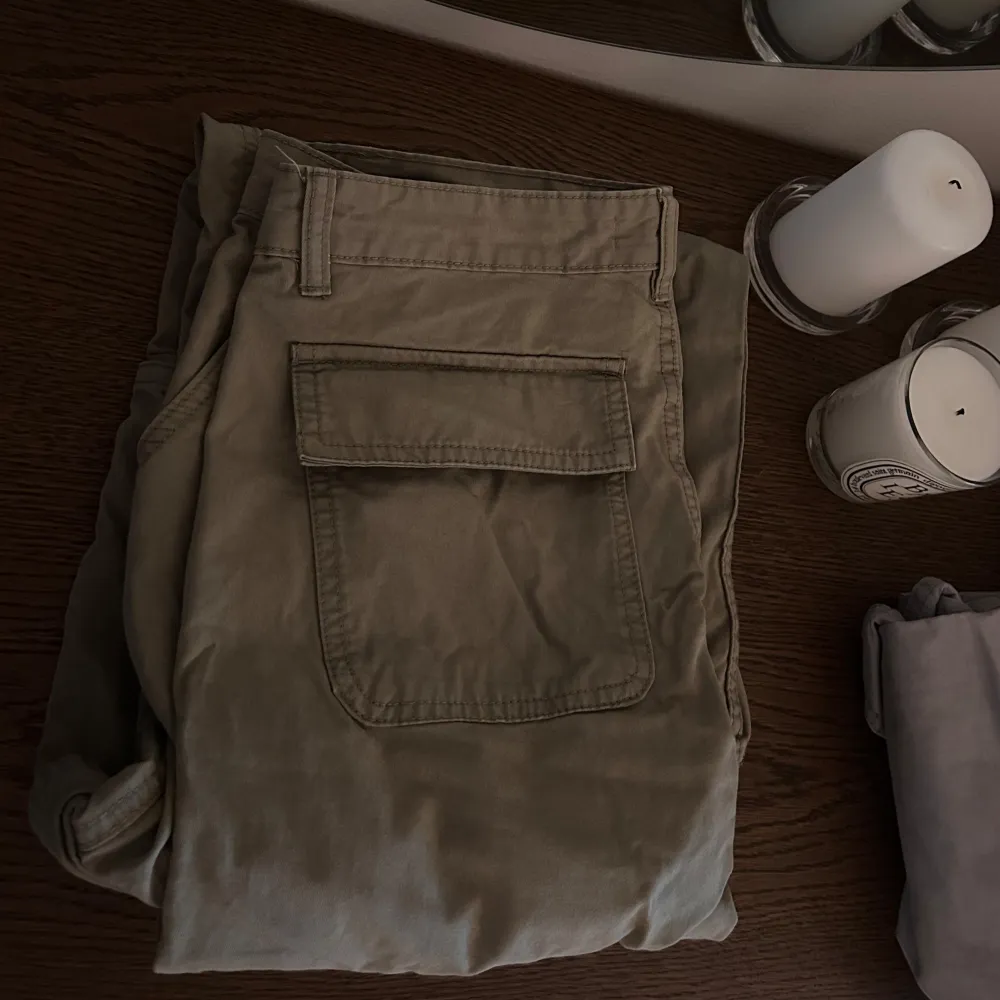 Snygga gröna cargobyxor från Gina Tricot med praktiska fickor på sidorna och baktill. Byxorna har en avslappnad passform och är perfekta för en casual look då dem är tillverkade i ett bekvämt material. Sista bilden är lånad från Gina Tricots hemsida 💚. Farkut & Housut.