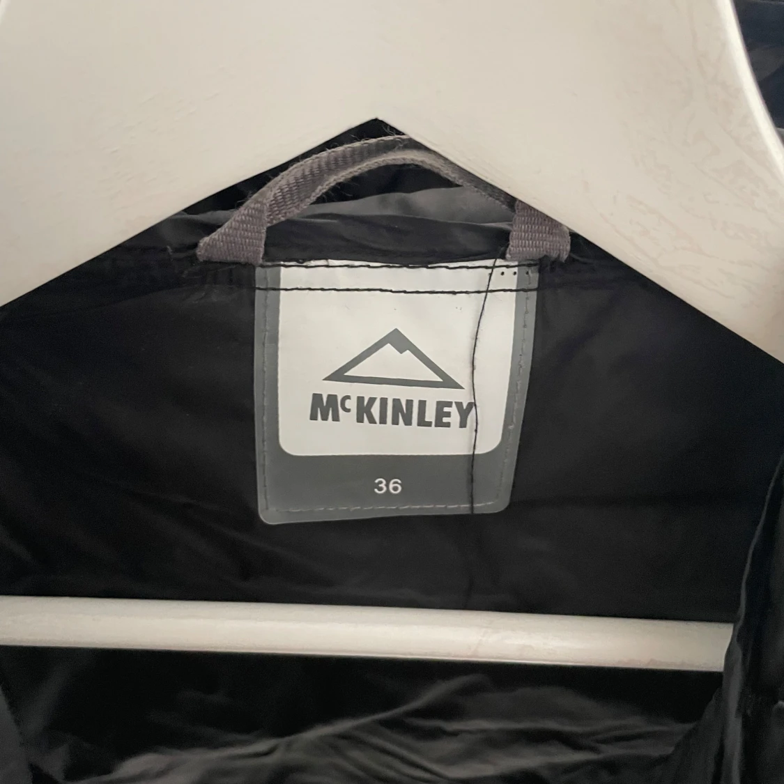 Svart dunjacka från McKinley - 2