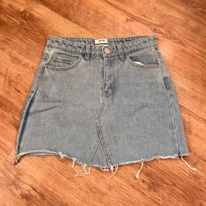 Snygg jeanskjol från Sybilla - Snygg jeanskjol från Sybilla i en klassisk blå denimfärg. Kjolen har en rå kant nertill och femficksdesign med bälteshällor. Perfekt för en avslappnad stil.