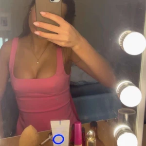 Rosa linnetopp - Snygg rosa linnetopp med breda axelband. Perfekt för sommardagar och kan enkelt matchas med jeans eller kjol.