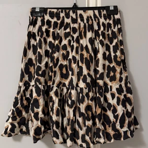 Leopardmönstrad kjol - Kort keopardmönstrad kjol med volangdetaljer från Pernilla wahlgrens kollektion. 