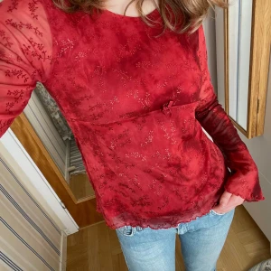 Röd glittrig top ✨❤️ - En glittrig röd whimsical top 😍Stl 170 men skulle säga att den passar 34-36/ storlek small. Bra skick, har bara använt enstaka gång
