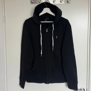 Ralph Lauren Hoodie - Ralph Lauren Svart Hoodie. Storlek M. I bra skick, jag har bytt snören bara. Skickar alltid samma eller nästa dag. Skriv ifall du undrar om något mer.