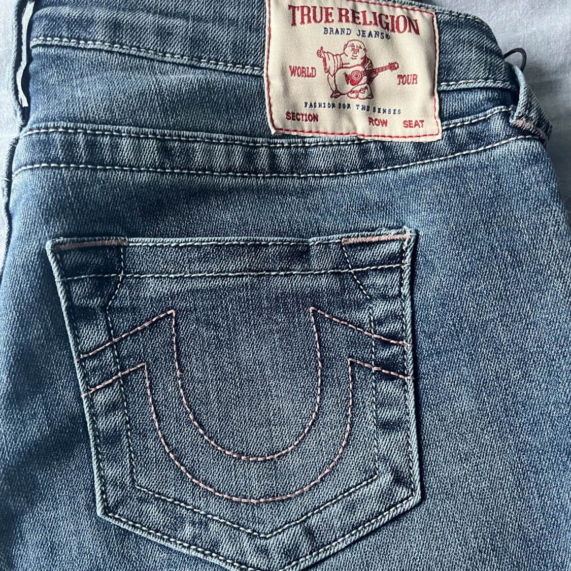 Blå jeans med rosa detaljer från True Religion - 1