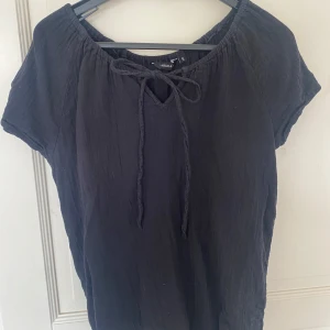 Svart blus - Jättesöt svart linneblus med rosett knytning fram. Storlek S men passar också M💕