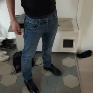 Blå jeans från Neuw - Säljer ett par riktigt fina jeans från Neuer i näst in till ny skick, använd bara ett par gånger. Pris går att diskutera!