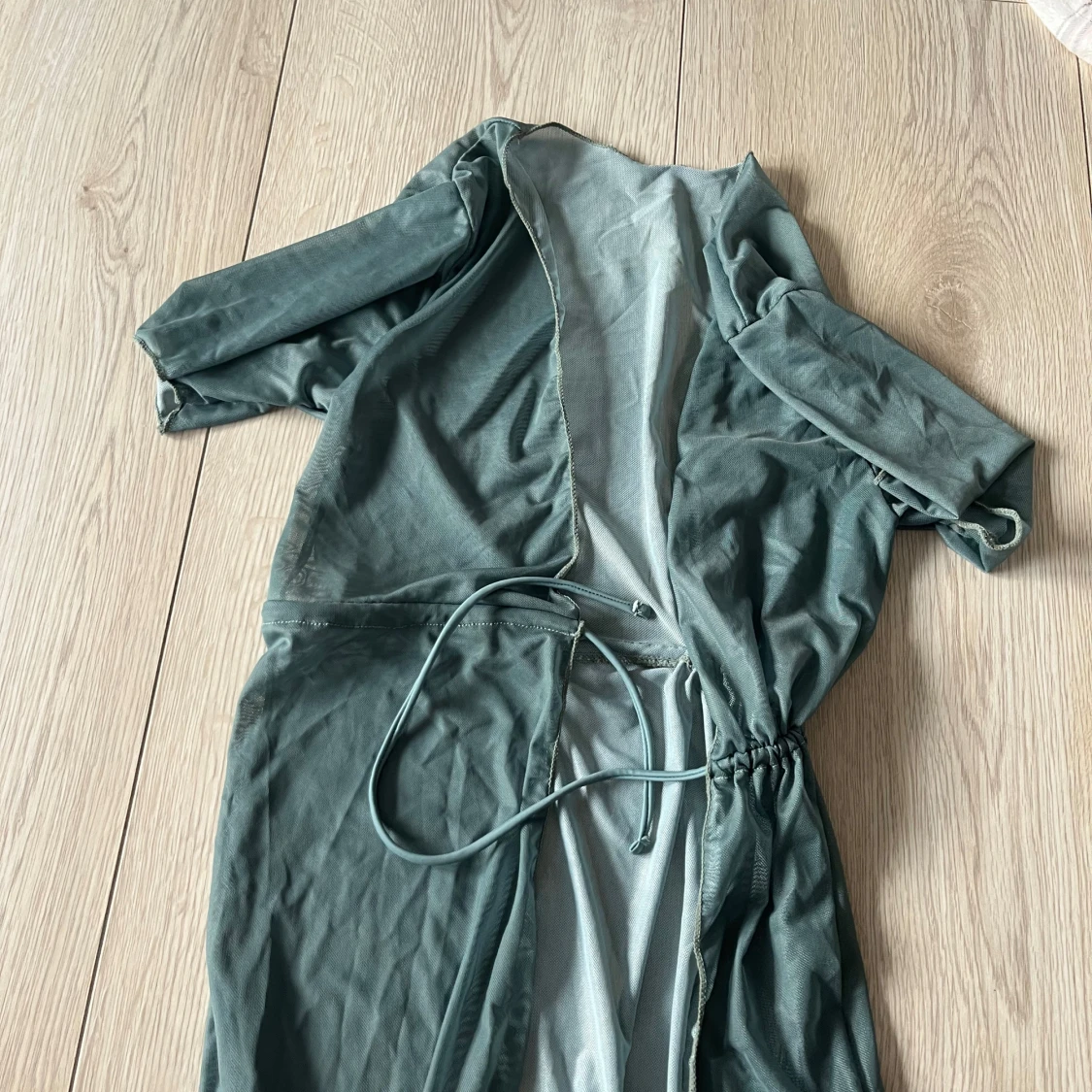 Grön transparent cover upp med knytband