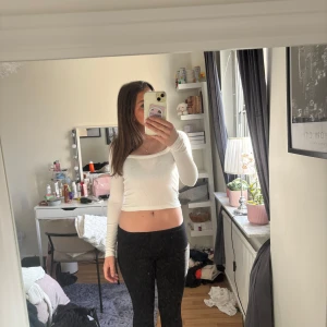 Vit ribbad långärmad topp - Säljer denna vita toppen ifrån stradivarius. Använd fåtal gånger. Priset kan diskuteras och frakten ingår inte💕💕