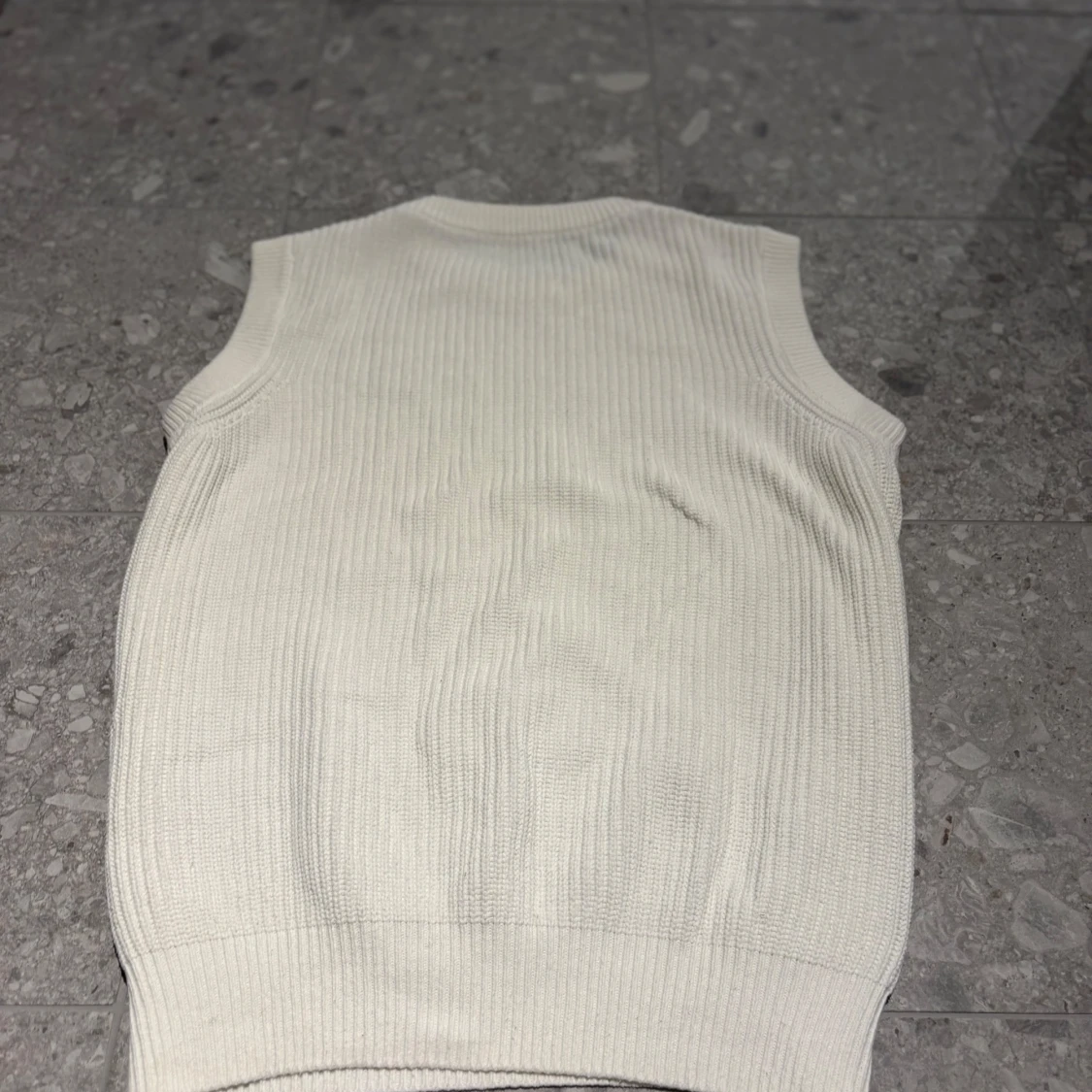 Vit stickad väst från Lagency - 1