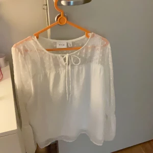 Vit blus - Jättefin vit blus. Storlek 34 och jättebra på fester och finmiddag osv. Perfekt till våren💗