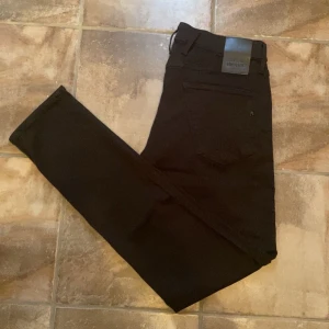 Replay anbass hyperflex jeans! - Riktigt snygga svarta replay anbass hyperflex jeans! Dessa är väldigt välkända och många som söker dem. Skicket på dessa byxor är 10/10, Inga konstigheter. Storleken är W31 och L32. Priset som jag kommer sälja dessa byxor för är endast 699kr men kan gå ner i pris vid snabb affär, (inte hugget i sten). Som sagt dessa är sjukt snygga och stilrena, passa på. Om ni har några frågor eller undrar något, tveka inte på att höra av er!