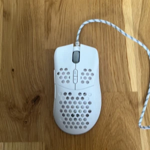 Nos mus M600 - Den har RGB helt ny typ har använt 2 gånger har bra skick och har inga repor.