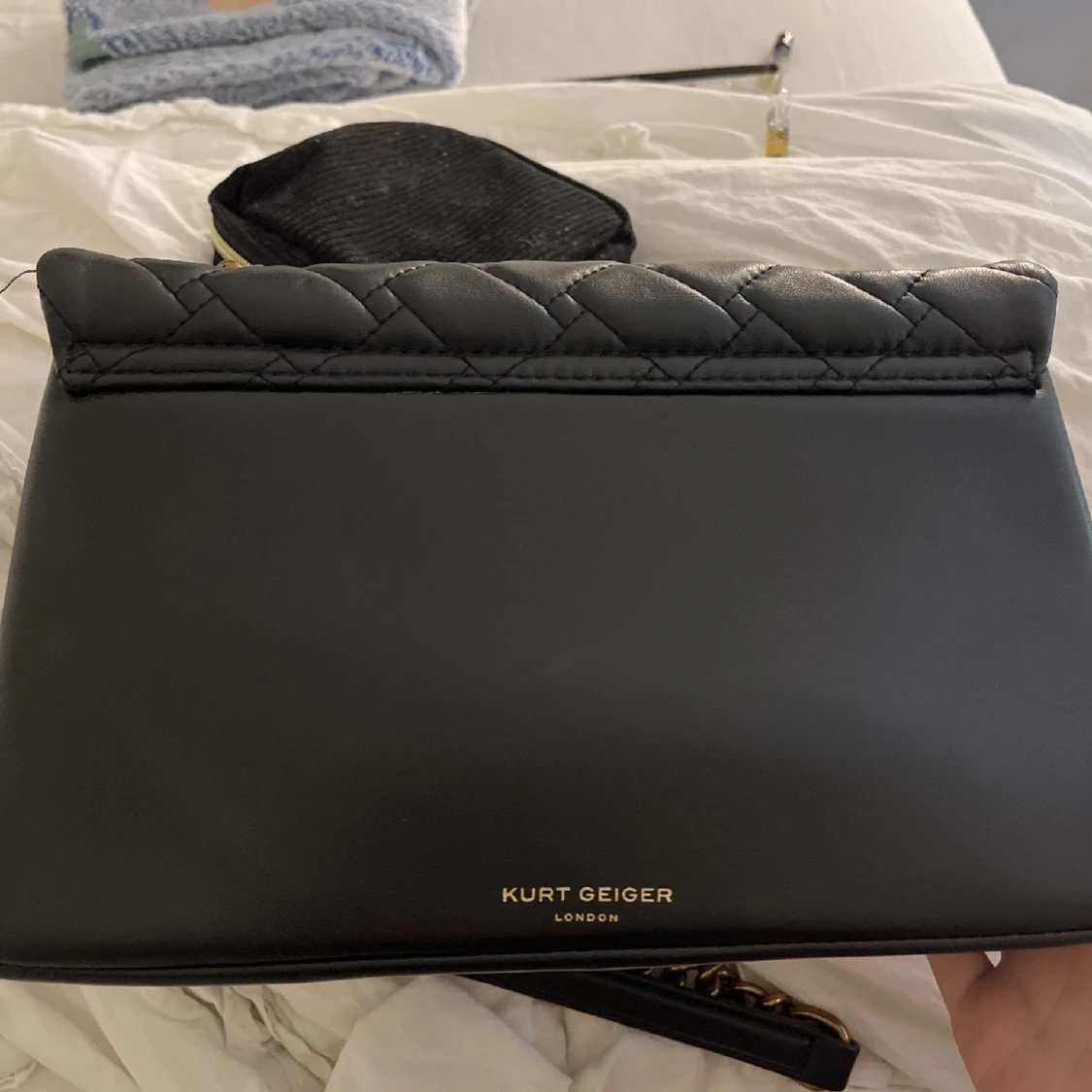 Svart quiltad axelväska från Kurt Geiger - 1