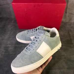 Valentino flycrews  - Mycket fint skick, som nya med alla nitar kvar | Size 38,5 passar 39  | nypris är 7000 men skorna tillverkas inte längre | box medföljer | fraktar spårbart inom 24 timmar |  för att köpa klicka ” köp nu” | vid frågor skriv ett meddelande |
