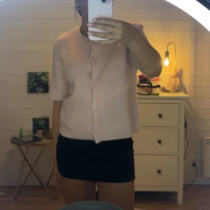 Ljusrosa stickad kofta, aldrig använd  - Superfin ljusrosa stickad kofta från Gina Young med korta ärmar och rund hals. Koftan har ribbad struktur och knäpps med matchande knappar framtill. Storlek 170, passar S och M💞