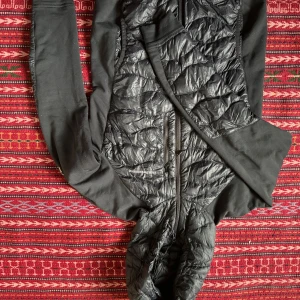 Svart quiltad jacka från Peak Performance - Passar också som Medium 