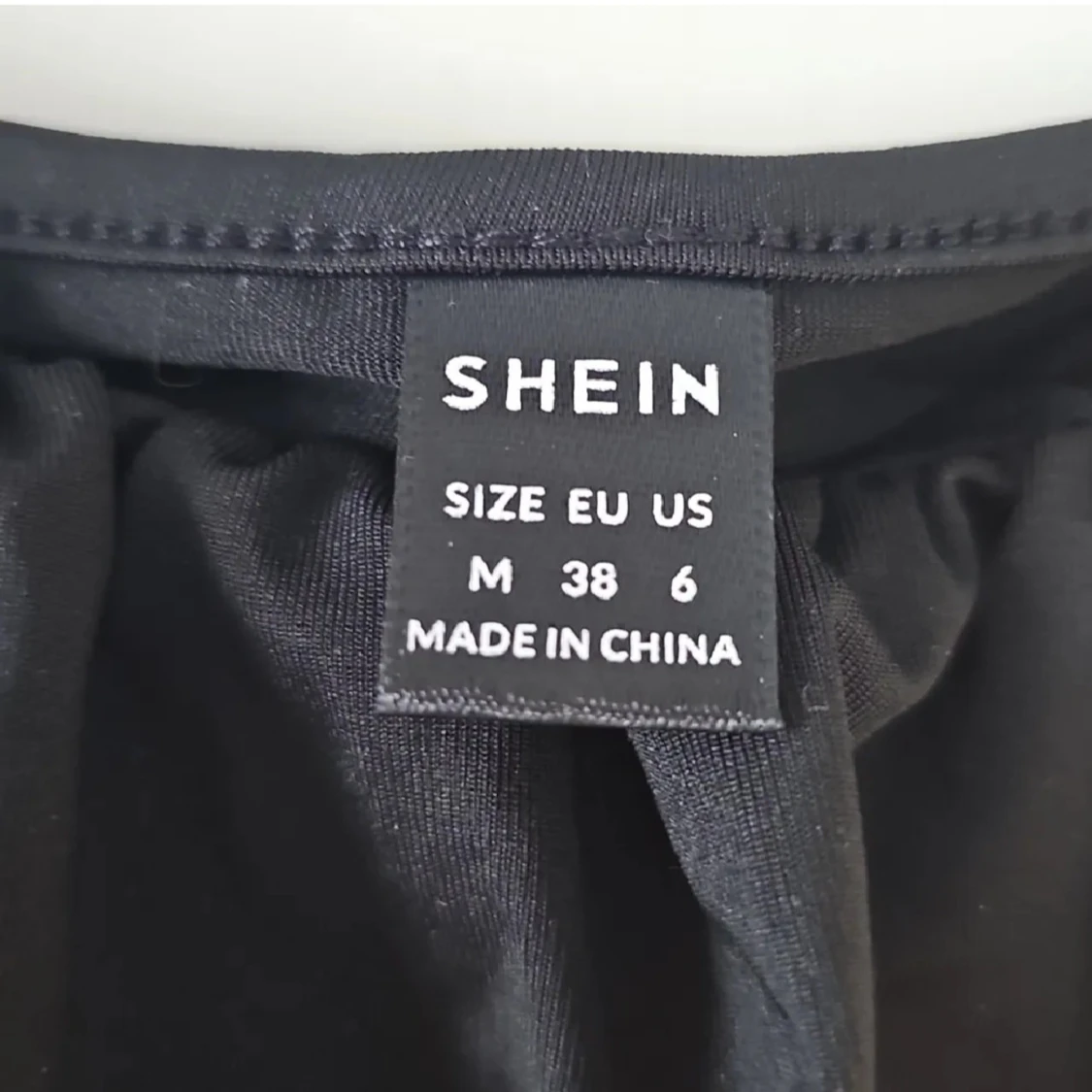 Svart croppad topp från SHEIN - 2
