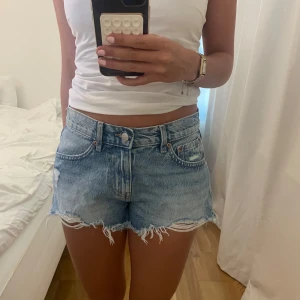 lågmidjade jeansshorts från gina - fina helt oanvända jeansshorts från gina 