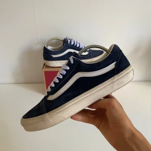 Mörkblå Vans Old Skool sneakers mocka - Klassiska Vans Old Skool sneakers i mörkblå mocka till ett rimligt pris perfekt för både vardag och fest! Skickar inom 24 timmar efter du beställt🚚 med en gåva🎁 Storlek: 41 men passar 42. Inga defekter! Hör gärna av er vid minsta lilla fråga!