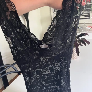 Svart spetslinne från Cream XS - Supersnyggt svart linne från Cream i storlek XS. Hela toppen är i genombruten spets med blommönster och djup v-ringning både fram och bak. Använd men inget som syns, möjliga defekter kan vara lite trådar som sticker ut men inget som läggs märke till🩷🩷
