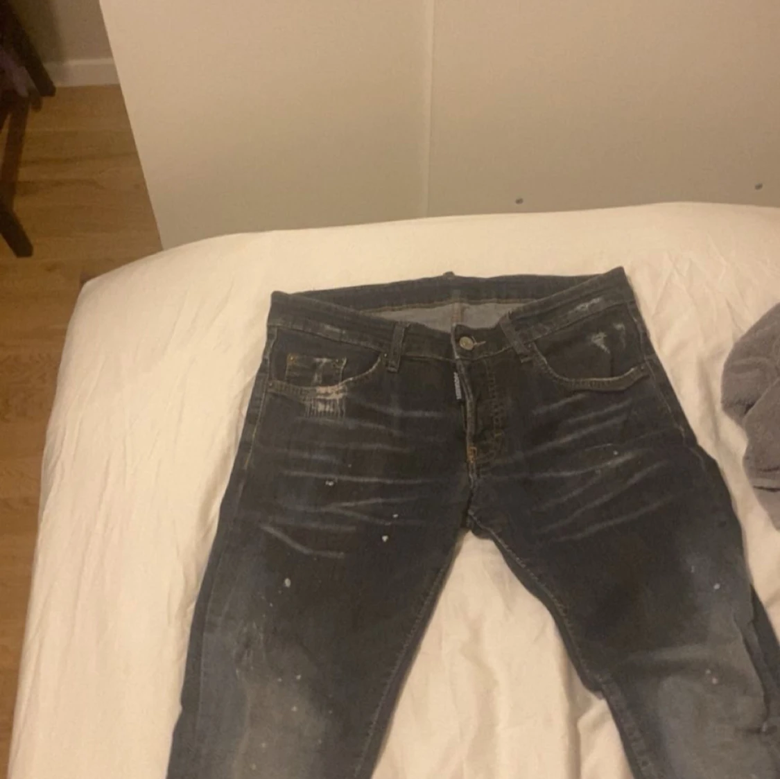 Dsquared2 jeans med slitningar, strl 42