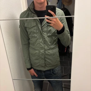 J.Lindeberg Field Jacket - Säljer denna väldigt eftertraktade field jacket från  J.Lindeberg! Modellen på bilden är 185. Nypris runt 3000kr! Skick: 9/10 använd men utan defekter💯 Hör gärna av dig om du har några fler frågor eller funderingar🙏