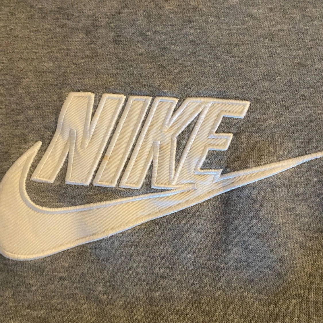 Grå Nike sweatshirt med vita detaljer - 1