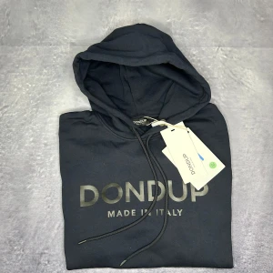 Helt ny Dondup hoodie med tags - Helt ny Dondup hoodie med tags. Storleken är L passar lite mindra . Slutsåld överallt nypris över 3000kr. Kan gå ner vid snabb affär 
