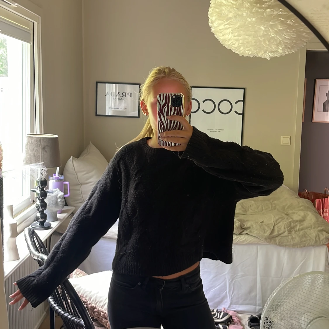 Svart stickad tröja med kabelmönster