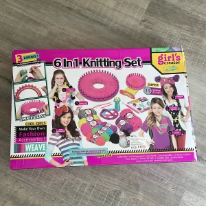 6 In 1 Knitting Set  -   Vi diskuterar om priset! 🩷.      ( ALDRIG ANVÄND).   Skapa dina egna färgglada modeaccessoarer med detta 6-i-1 stickningsset! Innehåller garn, stickramar och verktyg för att göra halsdukar, pannband, armband och mer. Perfekt för dig som gillar DIY och kreativt pyssel.
