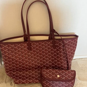 Röd totebag - Så fin väska. Knappt använd, köpt på plick