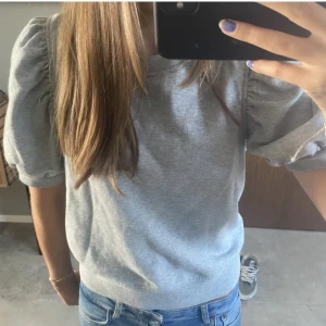 Grå puffärm tröja - Superfin grå tröja med korta puffärmar och rund halsringning❣️