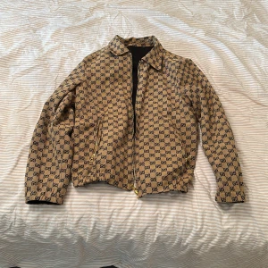 Beige Gucci bomberjacka - Använd 3-4 gånger helt nytt skick S men passar M också