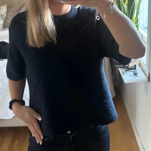 Mörkblå stickad tröja Gina Tricot - Mysig mörkblå stickad T-shirt från gina från premium kollektionen 🫶