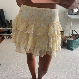Volang kjol - Supersöt gul volang kjol med mönster🥰har vikt ner den övre kanten på bildern då den är svart o tycker inte där är särkilt snygg🌸
