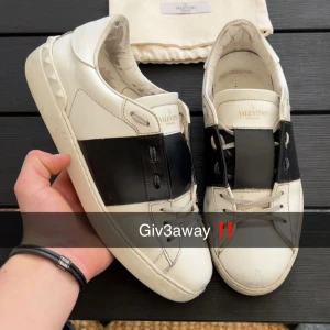 Giv3away valentino open!  - Nu har du chansen att dessa snygga och äkta valentino open blir dina! Tre enkla steg! Steg 1: följ axelsellout här på plick! Steg 2: likea denna annonsen! Och det sista och viktigaste steget: följ axelsellout på tiktok! Stort lycka till🤩