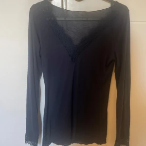 Mörkblå intimissimi tröja  - En sååå fin mörkblå intimissimi tröja i kasmhir! Inga defekter förutom ett litet hål men det märks inte alls när man har på sig den. Skriv för fler frågor💕