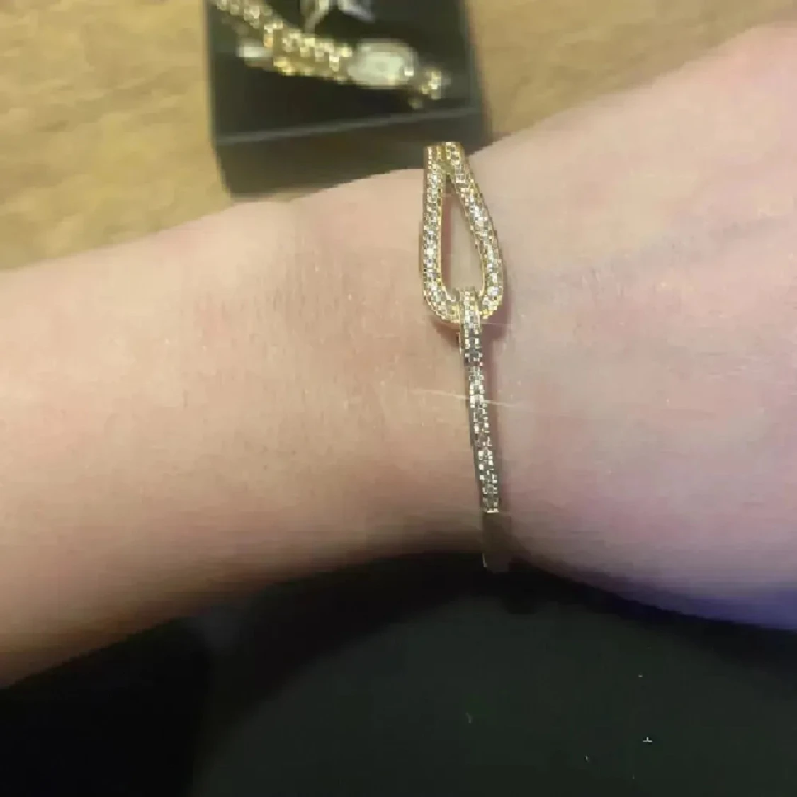 Set med glittrande smycken i guld - 2