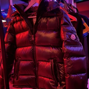 Svart Moncler maya jacka  - Säljer en svart moncler maya jacka, använd 4 gånger är i riktigt bra skick 10/10 kommer med kvitto.