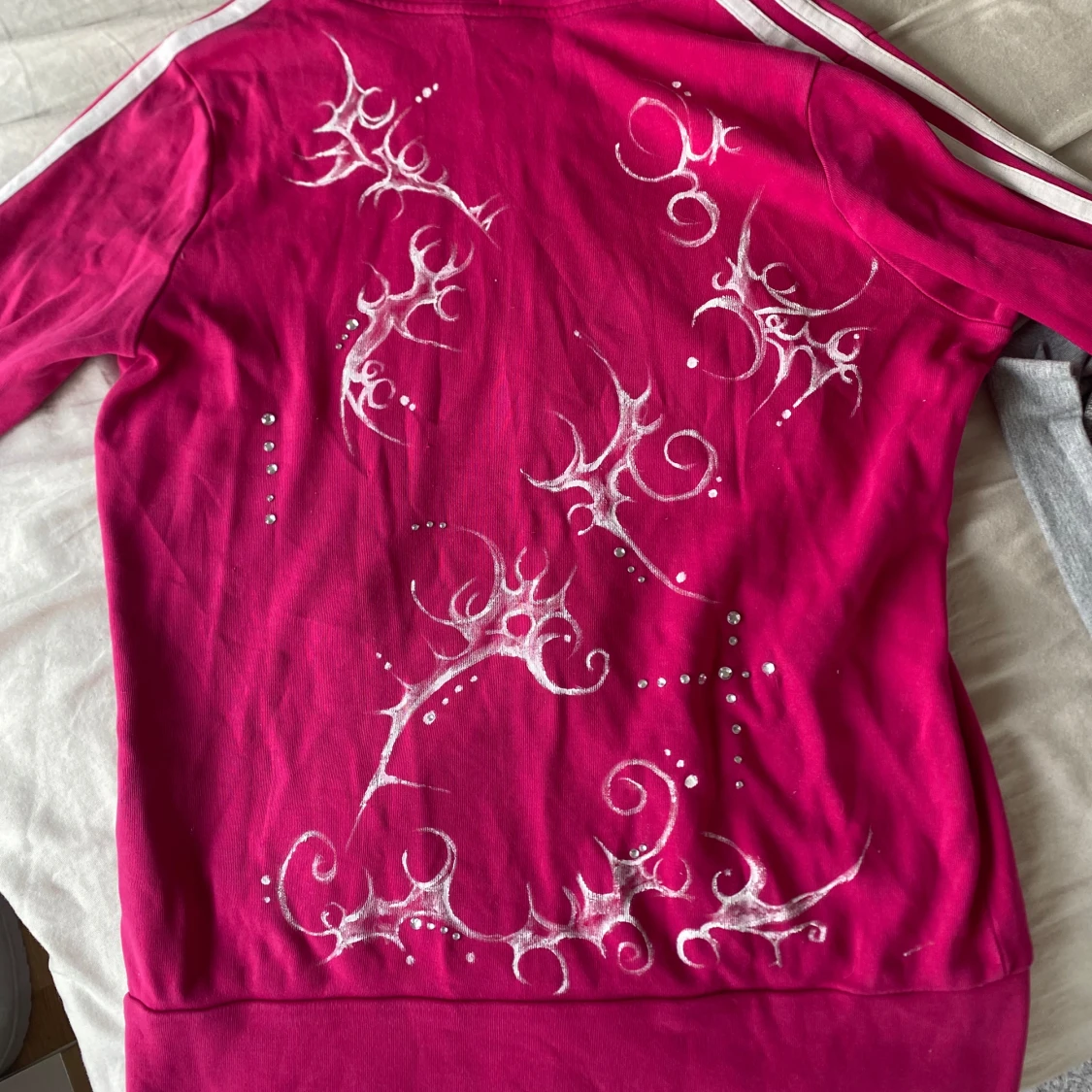 Hoodie med rhinestones