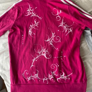 Hoodie med rhinestones - Custom målad av mig 🩷Färg tål upp till 40*