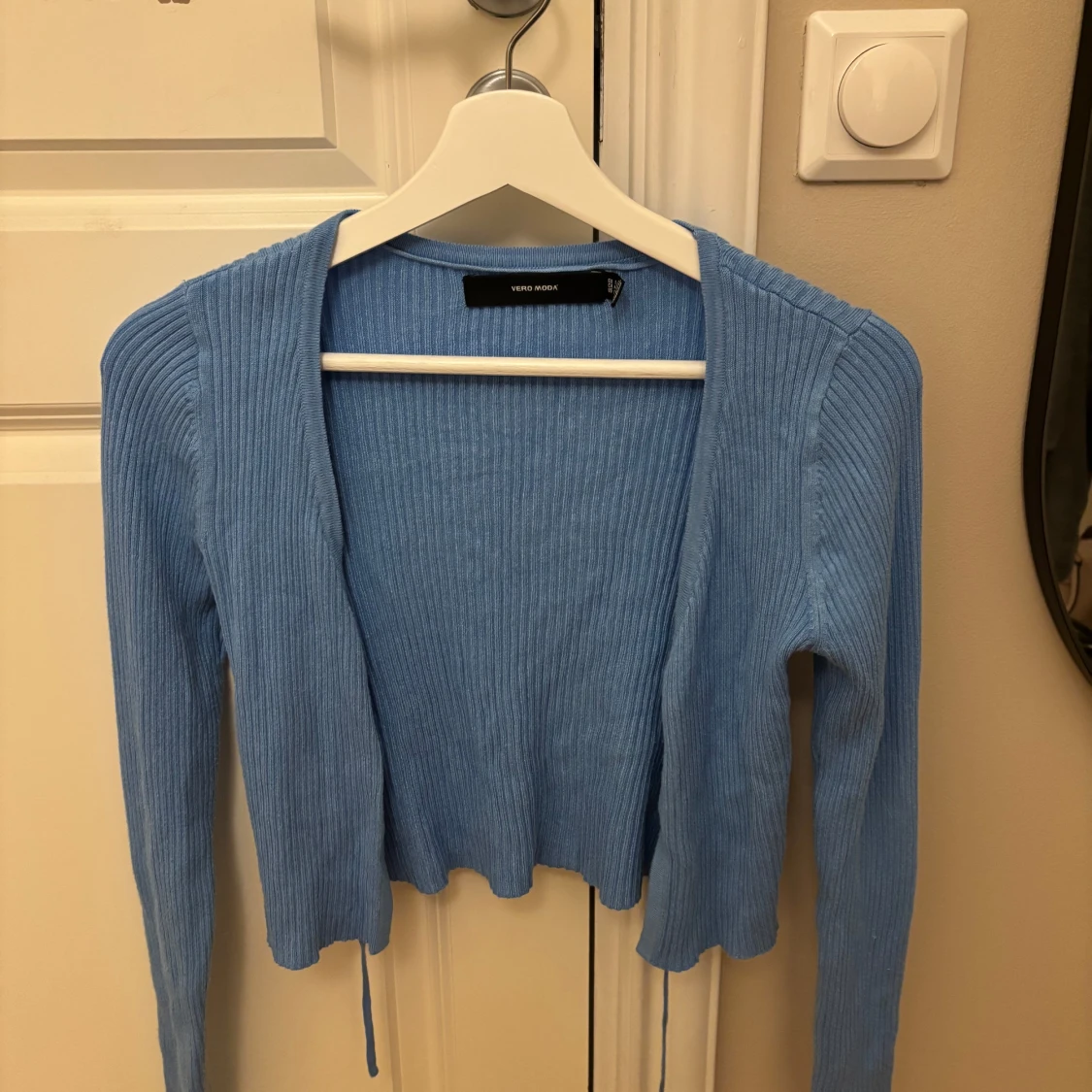 Blå ribbad kofta från Vero Moda