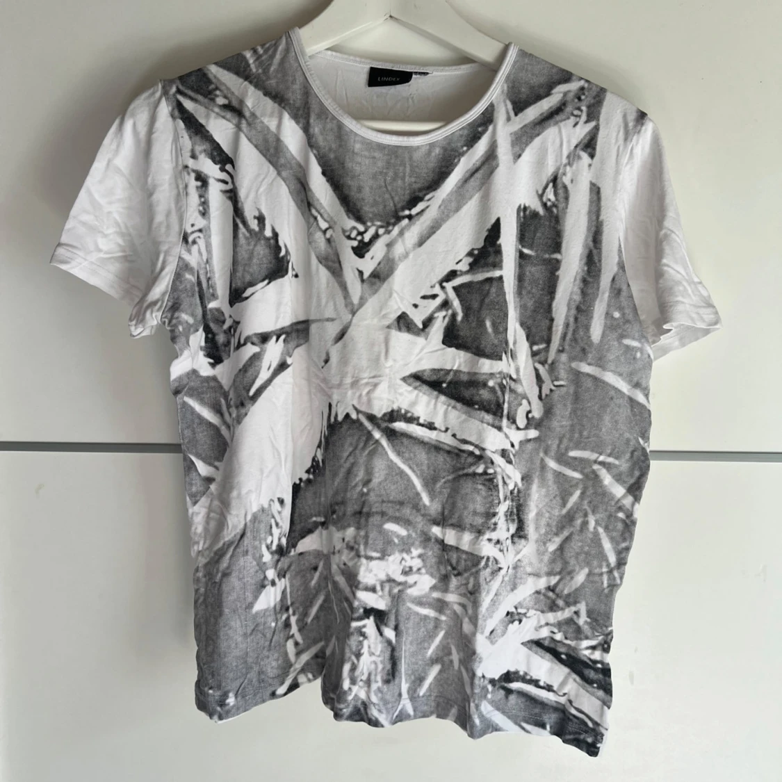 Vit och grå t-shirt med grafiskt tryck Lindex