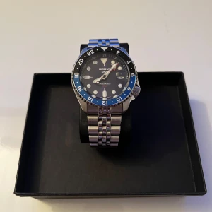 Seiko 5 sports gmt - Seiko 5 sports gmt 42,5 mm Automatisk  Glas baksida så man ser urverket I fint skick Box ingår tyvärr inte. Ny pris ca 5500