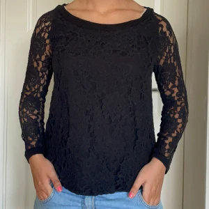Svart spetsblus från Wera - Supersnygg svart blus från Wera med lång ärm och helspets över hela plagget. Perfekt att styla med jeans eller kjol för en trendig look. Skriv om du har någon fundering 🩷