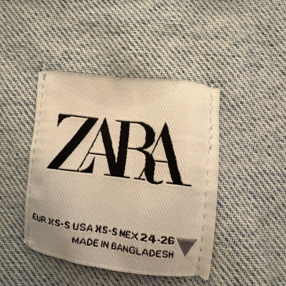 Ljusblå oversized jeansjacka från Zara - 1